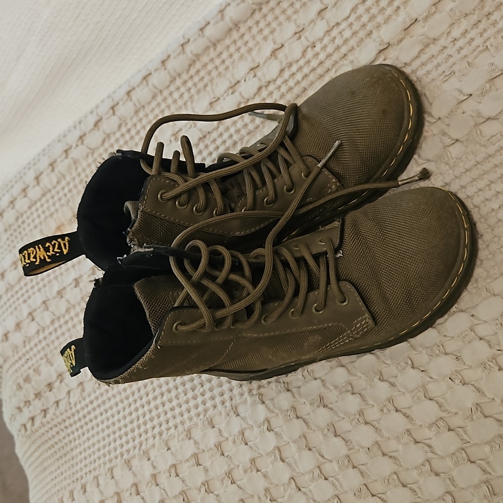 Youth sz 1 Dr. Martens